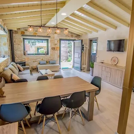 Kastro Stone House *