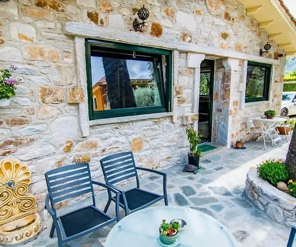 Kastro Stone House *